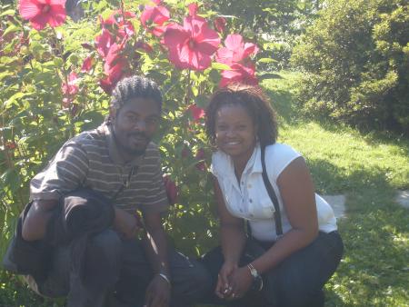 les amoureux prend la pose sur la fleurs des iles